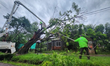 El Municipio despliega cuadrillas en los barrios afectados por el fuerte temporal
