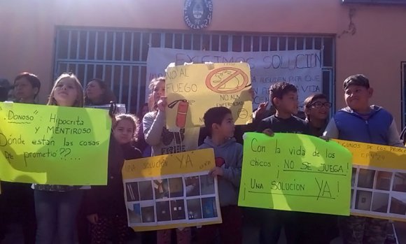 Se extiende el conflicto por las escuelas cerradas: “Los chicos y docentes merecen un lugar digno”