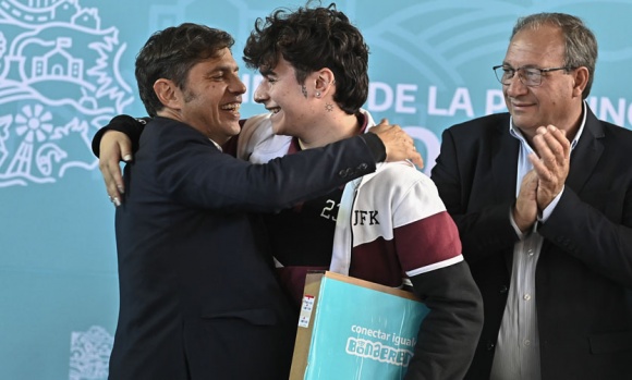 Kicillof: “No solo distribuimos netbooks, sino que estamos llevando conectividad a 5.500 escuelas”