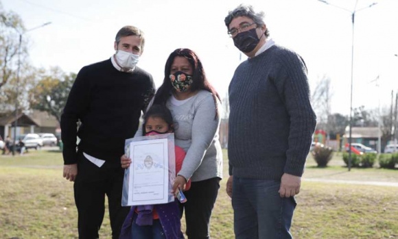 Unas 200 familias pilarenses recibieron las escrituras de sus hogares