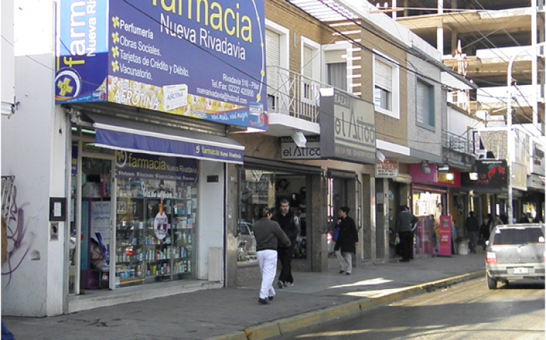 Las ventas en el comercio en enero volvieron a bajar, pero se desaceleró la caída