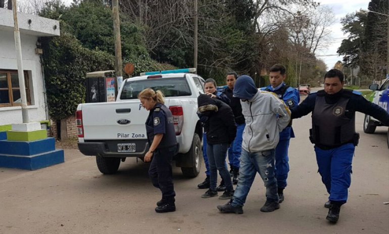 Detienen a una pareja que había robado un auto a mano armada