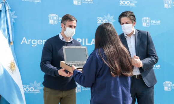 Achával y el Ministro Trotta entregaron 1900 netbooks a alumnos de escuelas secundarias