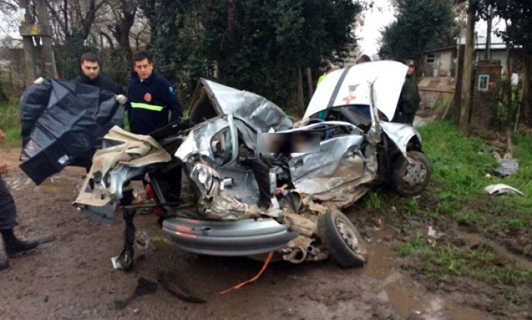 Cuatro muertos tras chocar un auto y un camión