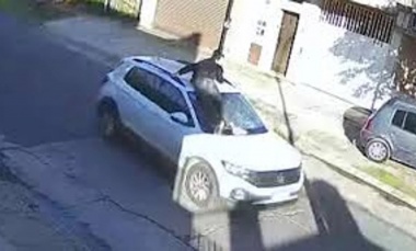 Pidieron inhabilitación de una mujer que arrastró a un joven sobre el capó de su auto