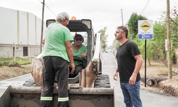 El intendente Federico Achával inauguró nuevo asfalto de la calle Caamaño