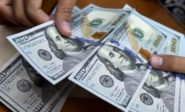 El gobierno define la posibilidad de que se habiliten compras en cuotas en dólares
