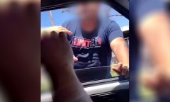 VIDEO - Le quitan la licencia por golpear e insultar a otro conductor