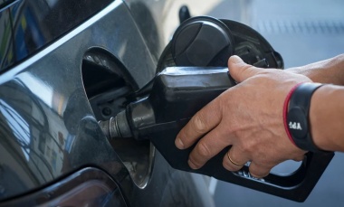 Los combustibles suben otros 37% tras la devaluación anunciada por el ministro Caputo