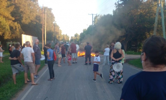 Vecinos cortaron una calle en reclamo por falta de luz