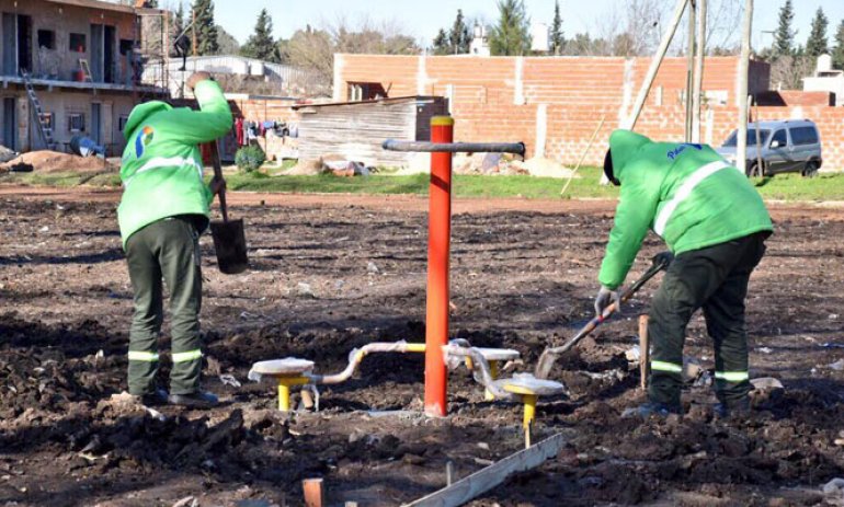 Con la participación de los vecinos, empiezan a construir una nueva plaza