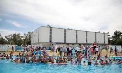 Con entrada gratuita, arrancan las actividades en las piletas de los clubes municipales de Pilar