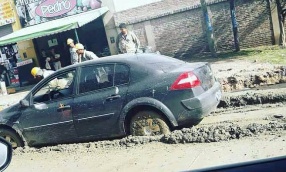 Video: Un auto se encajó en el cemento fresco de la ruta 234