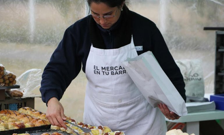 La feria “El Mercado en tu barrio” suma un nuevo punto de atención a los vecinos