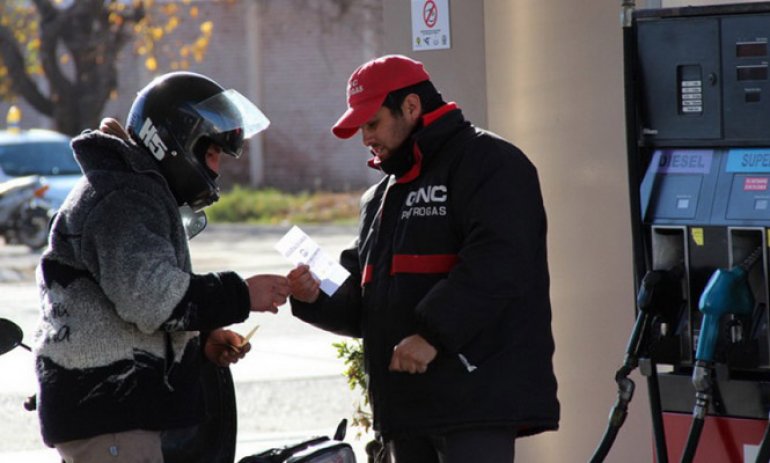 Endurecerán controles para evitar que estaciones de servicio carguen combustible a motociclistas sin casco