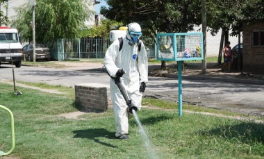 El Municipio realiza un operativo de fumigación en las plazas de Pilar