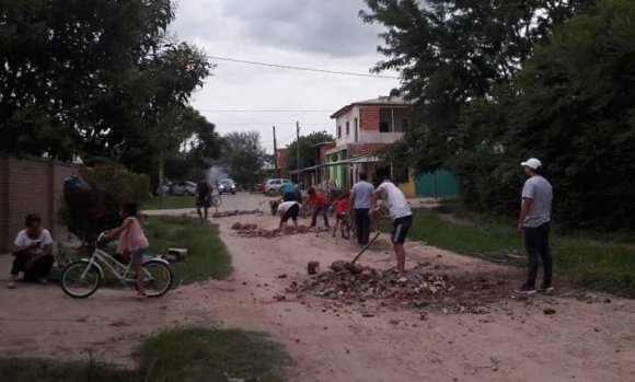 Por falta de respuesta municipal, vecinos vuelven a hacerse cargo de acondicionar una calle para poder transitar