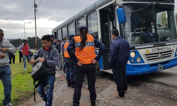 Pasajeros golpearon a un hombre que agredió a su pareja en el colectivo