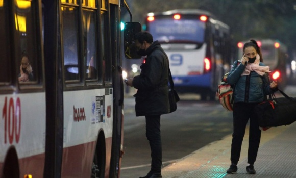 Siguen los desencuentros y continúa suspendido el servicio de colectivos nocturno