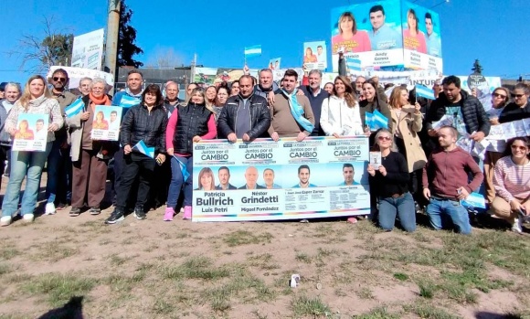 Con una caravana, Andrés «Andy» Genna encara el último tramo de la campaña