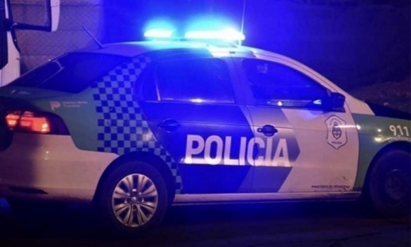 Detienen a un hombre por golpear y amenazar a su exmujer con un arma