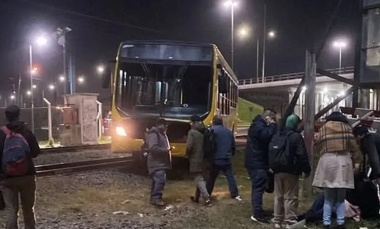 Un colectivo terminó sobre las vías del tren tras descompensarse el chofer