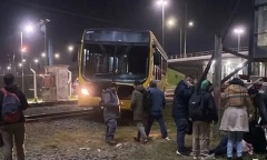 Un colectivo terminó sobre las vías del tren tras descompensarse el chofer