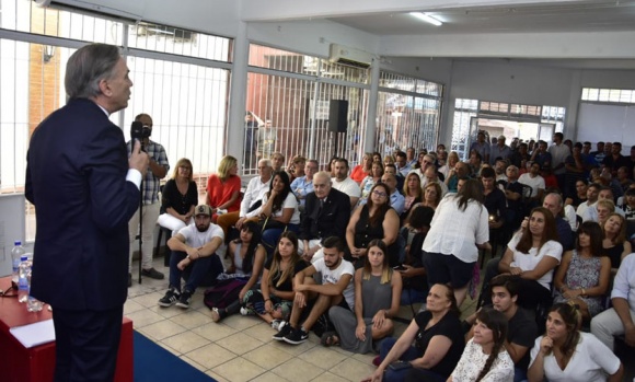 Pichetto encabezó una charla política y acusó a Fernández de hacer un "ajuste fenomenal"