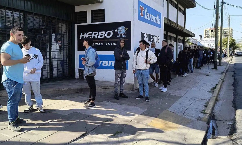 Más de dos cuadras de fila para buscar un puesto de trabajo en Pilar