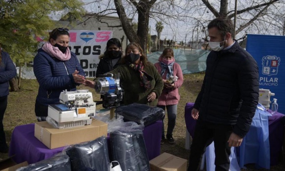 El Municipio entregó maquinaria textil a mujeres de la economía popular