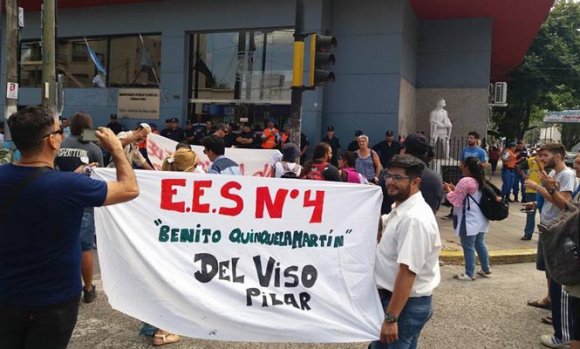 Con una marcha, reclamaron que no se cierren cursos en Escuelas Secundarias