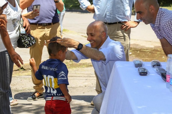 El intendente Ducoté entregó lentes gratuitos