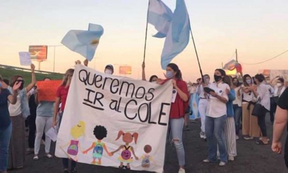 Protesta en rechazo de la suspensión de clases presenciales