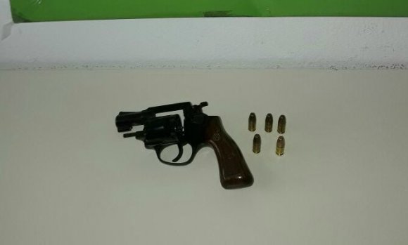 Detienen a dos hermanos por amenazar con armas a vecinos