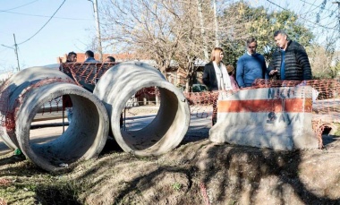 Achával recorrió obras en Pinazo: “Seguimos trabajando para transformar los barrios”