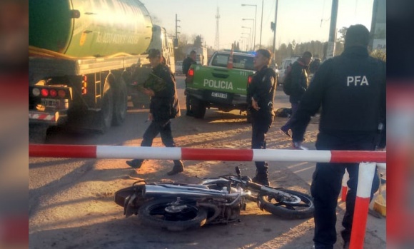 Motociclista perdió una pierna al ser arrollado por el tren