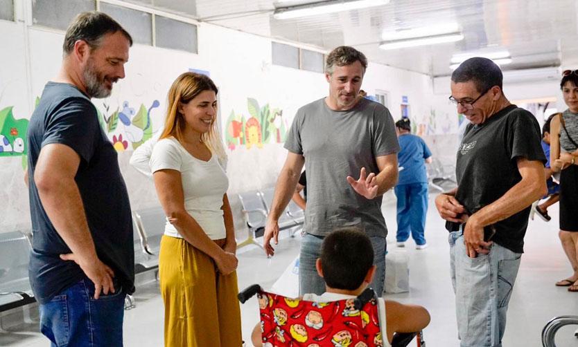 En la víspera de la Navidad, el intendente Achával visitó a los chicos del Hospital Falcón