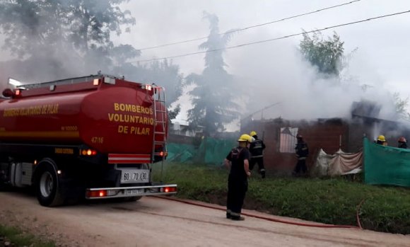 Incendió la casa de su mujer con ella y dos niñas dentro