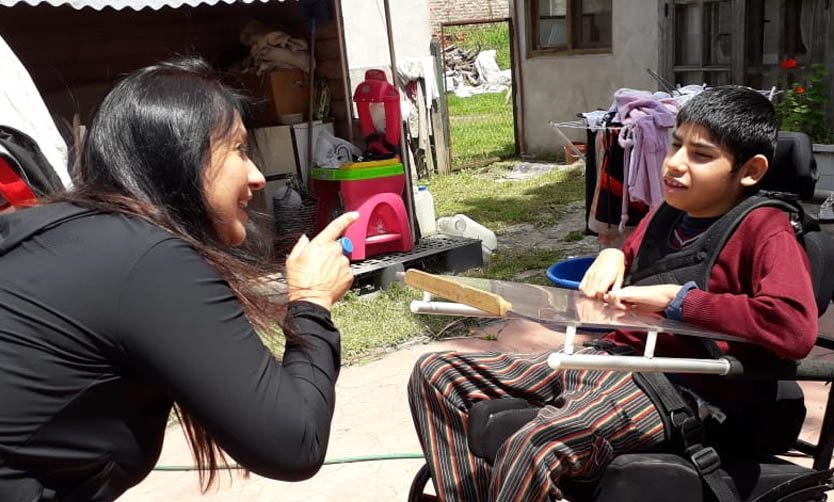 Llegó una silla de ruedas para un chico con discapacidad y podrá regresar a la escuela