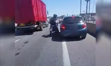 Piden suspender la licencia a dos conductores que se pelearon en una autopista