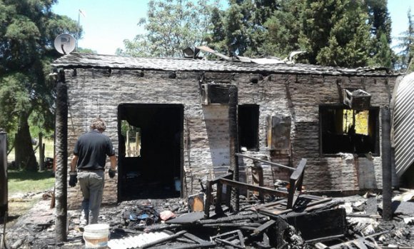 Perdieron todo en un incendio, duermen en una carpa y necesitan ayuda