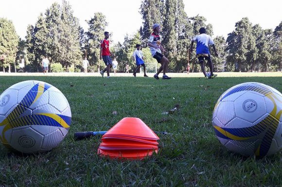 Las escuelas municipales de fútbol y hockey se ponen en marcha