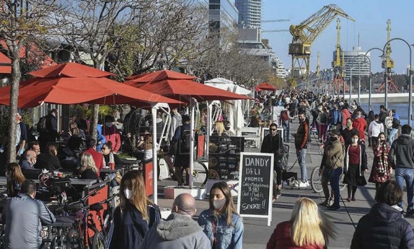 Provincia criticó la apertura de bares en CABA: "no se puede jugar a la ruleta rusa"