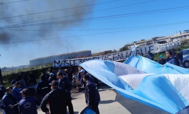 Trabajadores despedidos de una empresa protestan en el Parque Industrial