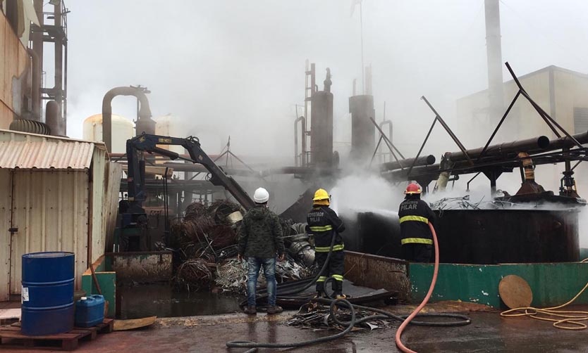 Incendio en una fábrica provocó un derrame de productos químicos
