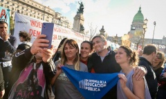 Achával marchó junto a los estudiantes en defensa de la Universidad Pública