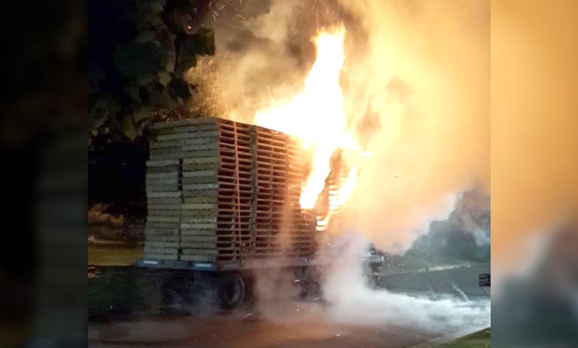 VIDEO - Un hombre incendió el acoplado de un camión estacionado en el centro de Pilar