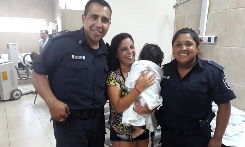 Policías héroes: Lograron salvar una beba que se había ahogado en una pileta