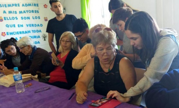 Un taller de inclusión digital para adultos mayores recorre el distrito