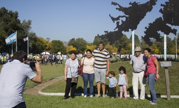 Cada vez más personas visitan el Cenotafio de Malvinas de Pilar